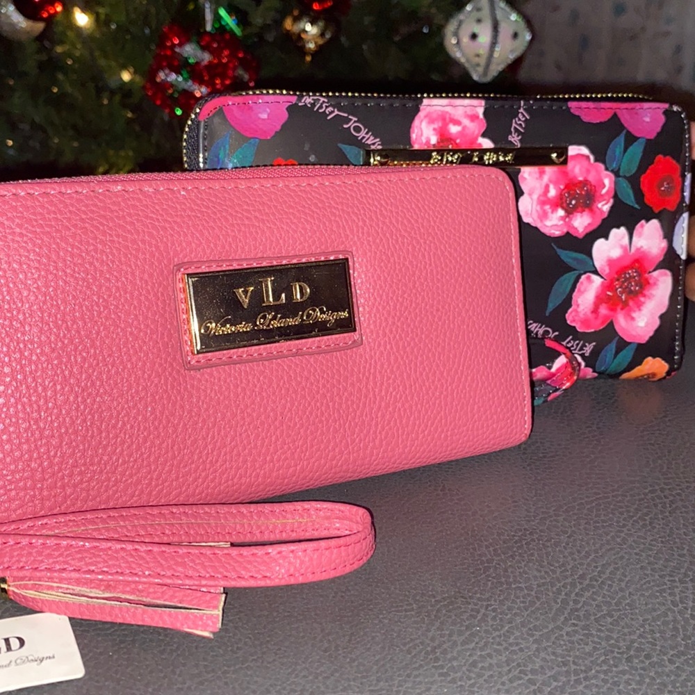 Pretty bundle wallets. 💕